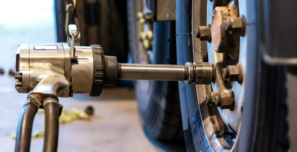 klucz pneumatyczny dokręcający śruby w oponach tira