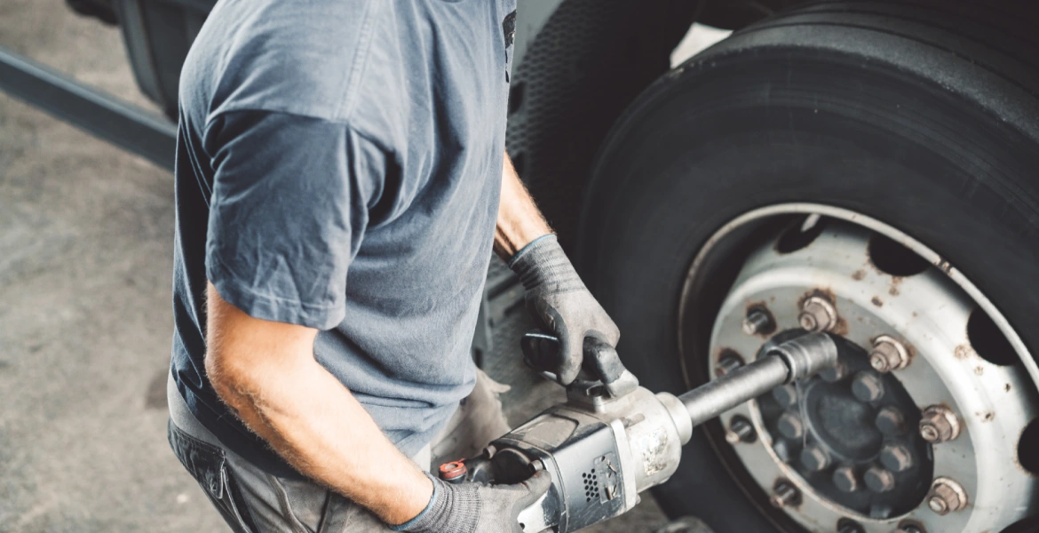 Mechanik odkręcający śruby w oponie